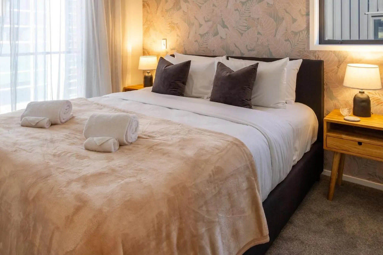 Walk To Riverside Market 4 Bed 4 Bath With Car Park Christchurch Apartment