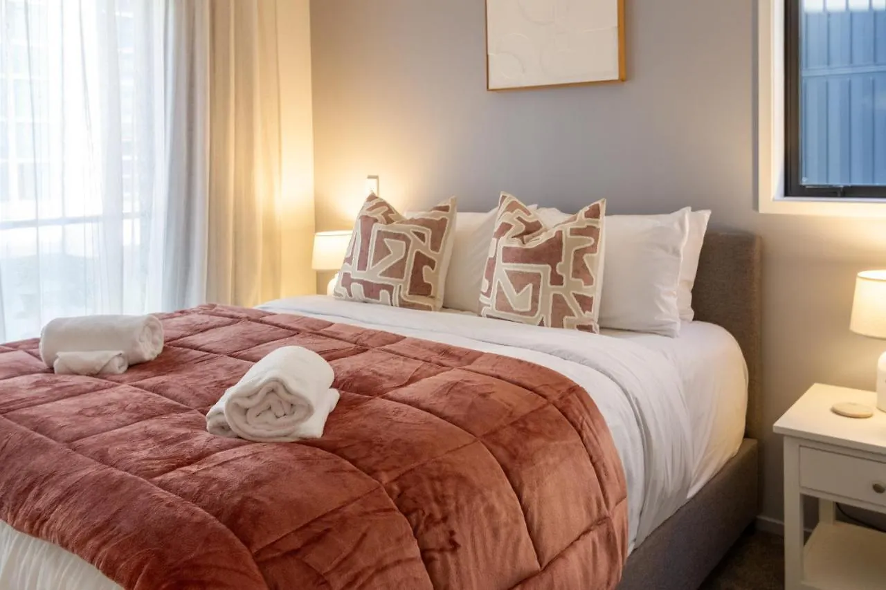 Walk To Riverside Market 4 Bed 4 Bath With Car Park Christchurch Apartment