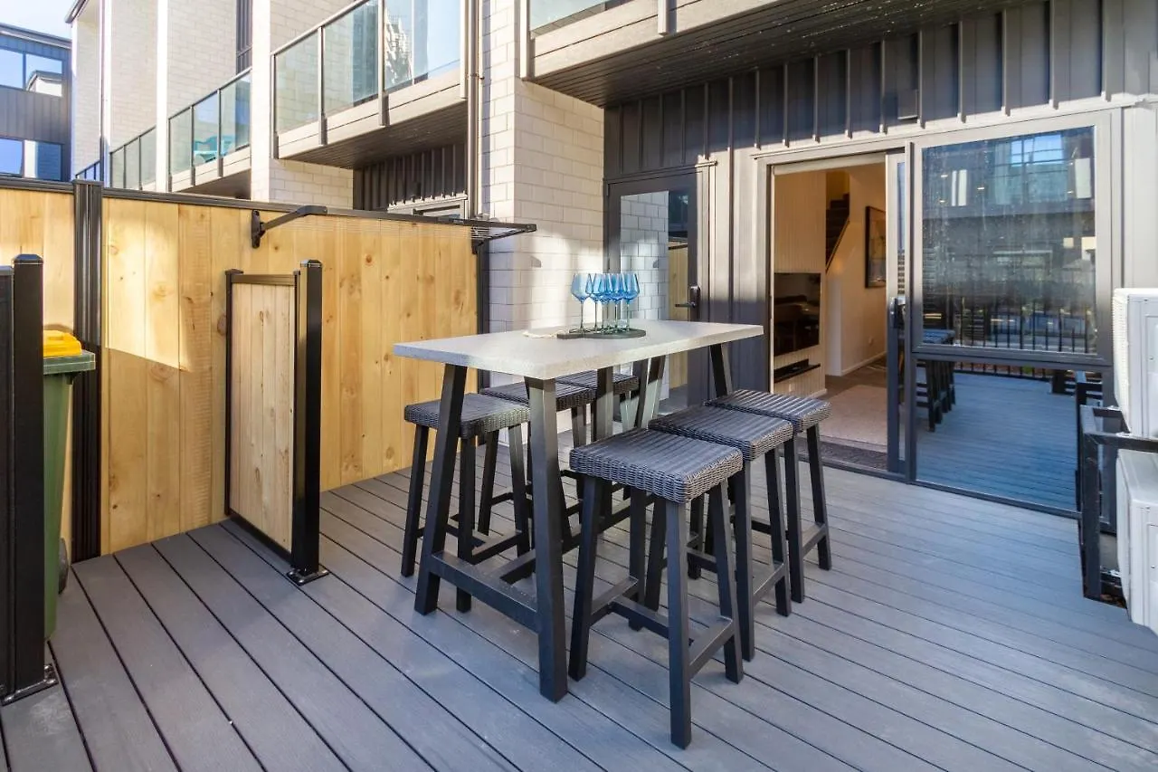 Walk To Riverside Market 4 Bed 4 Bath With Car Park Christchurch